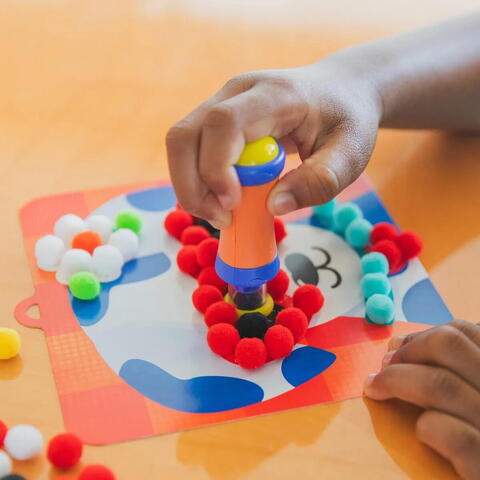 Educational Insights Set creativ cu pompoane - Imbraca animalutele